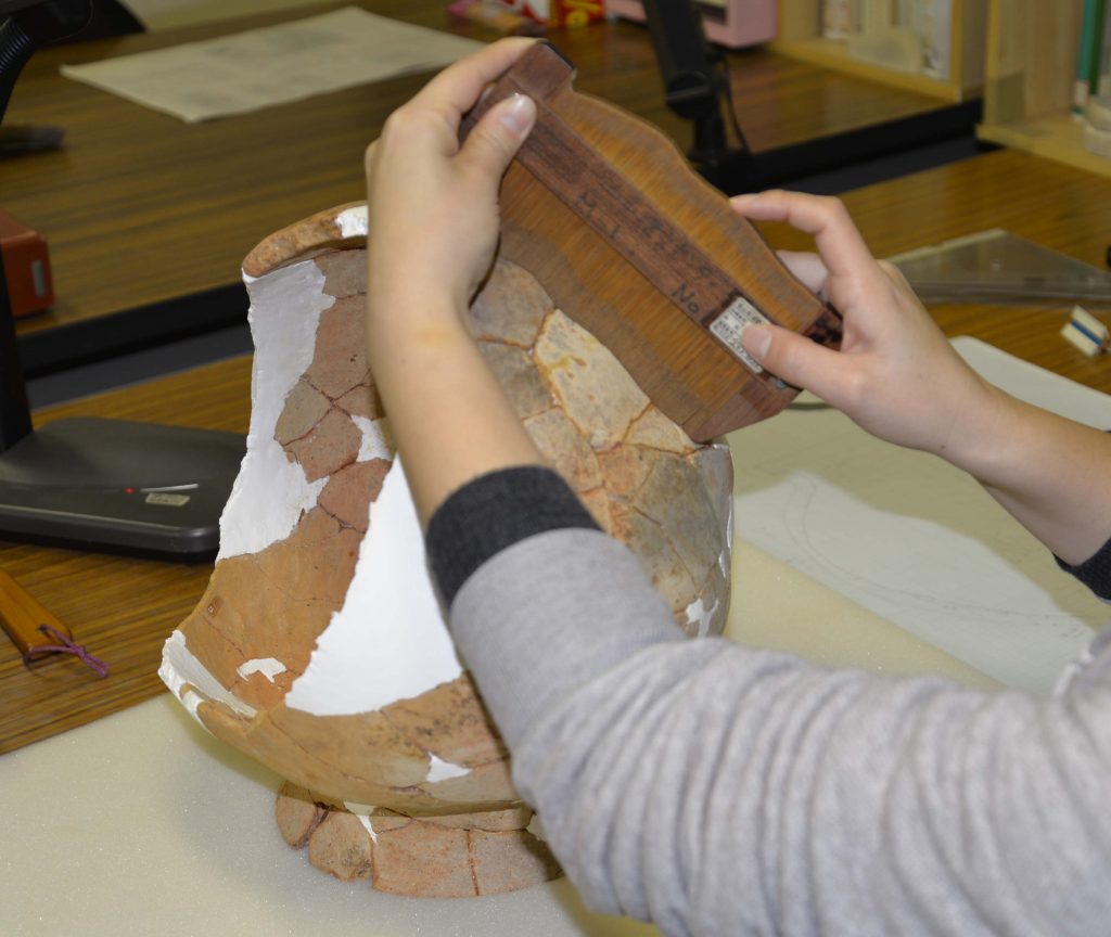 土器の実測で活躍する真弧（まこ） | 埋蔵文化財センター 公式ブログ